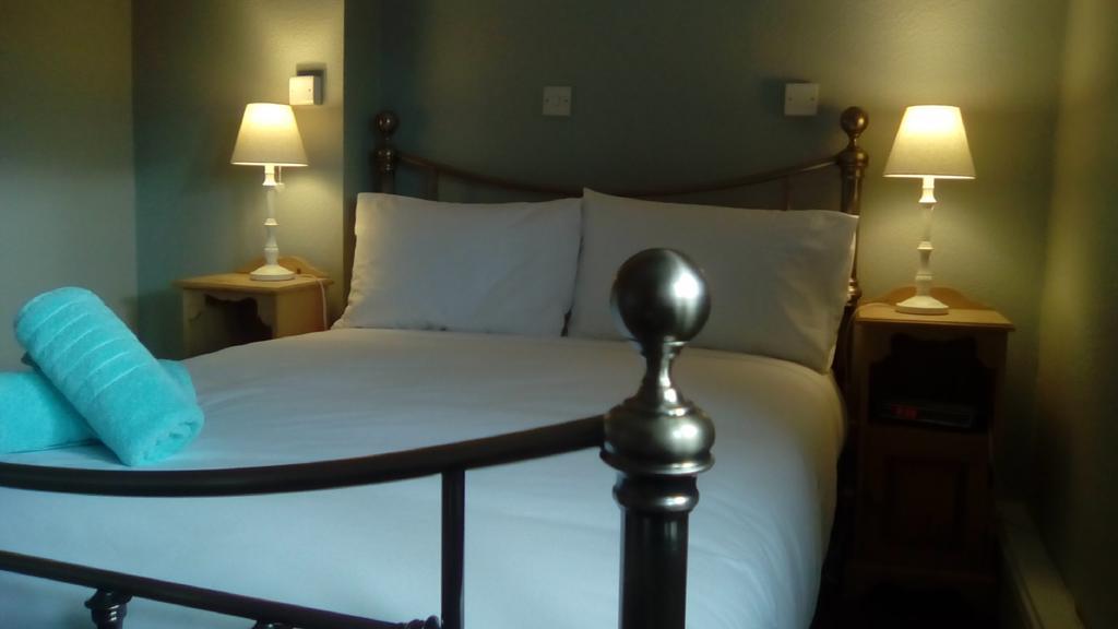 The Red Lion Inn Holmfirth Room photo