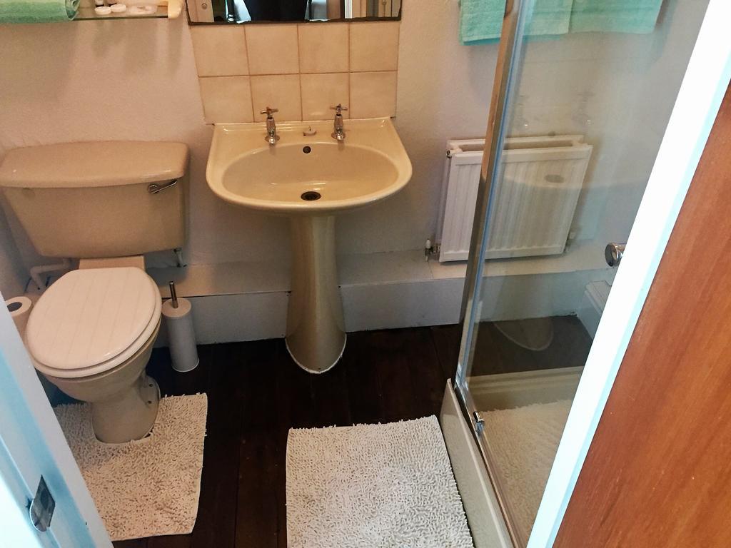 The Red Lion Inn Holmfirth Room photo